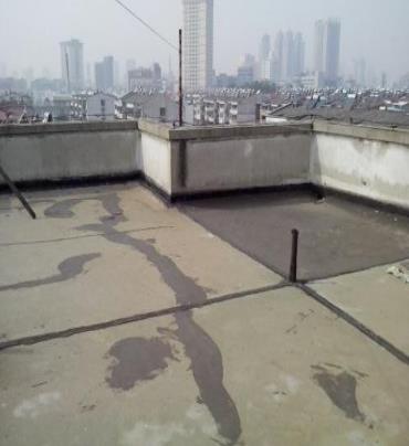 鹤岗漏水维修 楼顶漏水是什么原因，楼顶漏水维修方法是什么?